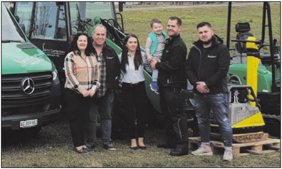 Familiär und kompetent: Lavdim Selmani (2. von rechts mit Sohn Anik) hat mit Sämi Gartenbau AG ein Familienunternehmen gegründet. (Bild: zVg.)