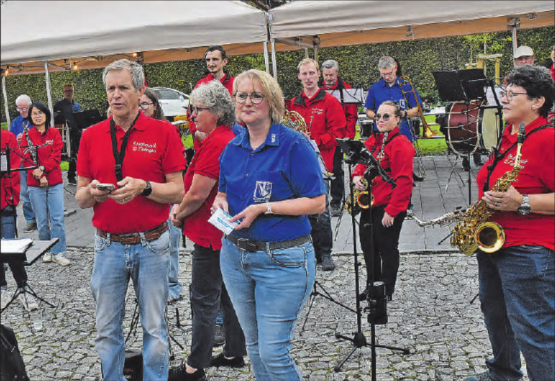 Kündigten die Titel an: Walter Woodtli, Präsident der Stadtmusik Zofingen, und Andrea Röthlin, Co-Präsidentin der Musikgesellschaft Uerkheim, in Aktion. (Bilder: aw.)