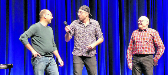 Interaktion mit dem Publikum: Sven Ivanic (Mitte) unterhielt das Publikum und schaffte immer wieder den Spagat zwischen den Kulturen. (Bilder: Linda Osterwalder)