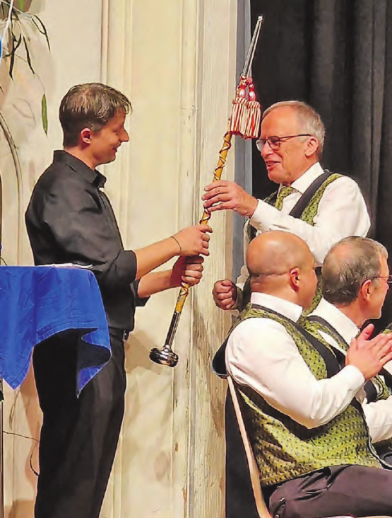 Dirigent Mirco Gribi (links) erhält von Präsident Werner Spring das Geschenk seines Registers. (Bild: zVg.)