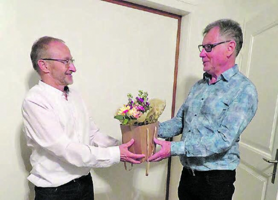 Stabübergabe mit Blumen: Andreas Ruh (rechts) übergibt die Leitung der Evangelischen Allianz Oberwynental in die Hände von Pfarrer Andreas Schindler. (Bild: zVg.)