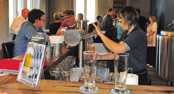 Die Reinacher BrauGarage ist jeweils zum Feierabend offen: Bier für jeden Geschmack, derb-heimelige Garagenatmosphäre und eine stimmige Karte «für den Gluscht und den Hunger». (Bild: mars.)