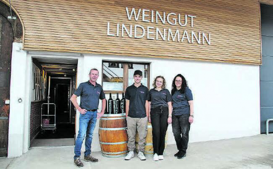 Familienbetrieb: Thomas und Christina (rechts) Lindenmann führen das Weingut Lindenmann, die nächste Generation mit Sarah und Marco ist ebenfalls schon im Einsatz. (Bild: rms.)