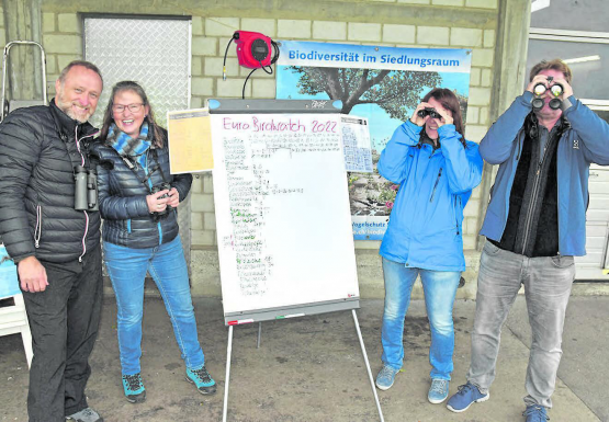 Freuen sich über den Besuch vieler Zugvögelinteressierter: Daniel und Sandra Leutwyler Naturschutzverein BirdLife Kölliken (l.), Beobachter brachten ihre eigenen Ferngläser mit. (Bilder: aw.)