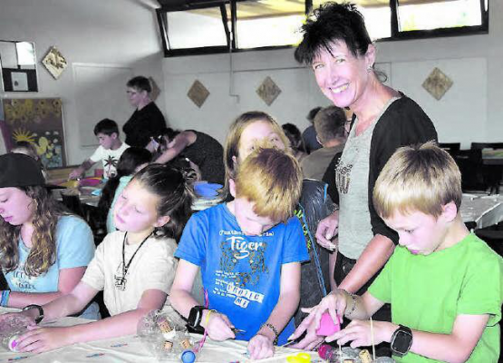 Noch ist sie dabei und verbreitet gute Laune: Leider mussten die Kinder danach von Jeannette Gut Abschied nehmen. (Bilder: st.)