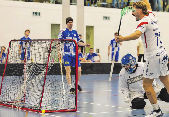 Gleich acht Mal konnten die Reinacher (so wie hier Jesse Arola, rechts) über ihre Tore jubeln. (Bild: Roland Wick, zVg.)