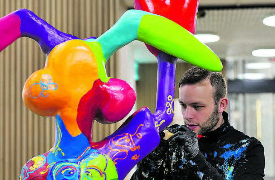 Künstler Jonas Deubelbeiss bemalt am Samstag ein riesiges Osterei im Bärenmarkt. (Bild: zVg.)