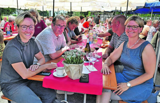 Am Gemeinderatstisch war ein Ehrenplatz reserviert: Ariella Käslin, dahinter Vizeammann Jost Waldispühl und Irene Bärtschi rechts. (Bilder: aw.)