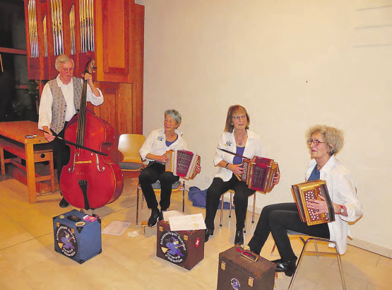 «D’Wätterhäxe» in Aktion: Das Schwyzerörgeli-Quartett und ein Apéro riche sorgten für gute Laune am Neujahrsanlass. (Bilder: moha.)