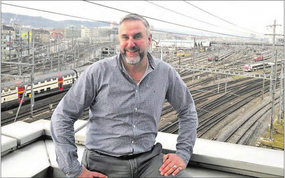 Kondukteur, Reiseverkäufer und nun Mister Fanzug: Der Entfelder Toni Lüscher ist Bähnler aus Leidenschaft. (Bild: Daniel Göring)