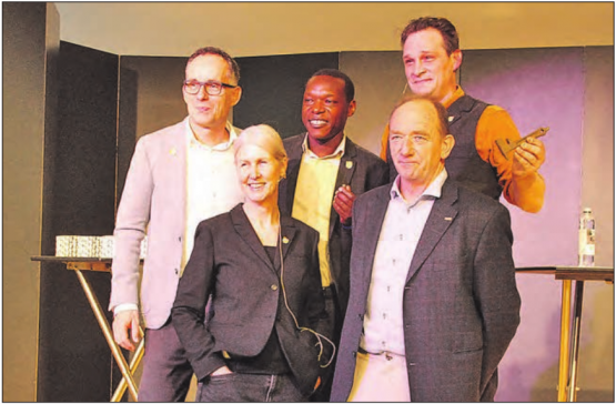 Der komplette Gemeinderat war zugegen: (v.l.) Beat Steiner, Barbara Zobrist, Ignazius Ounde, Vize-Ammann Manuel Eichenberger, Ammann Andreas Fetscher.