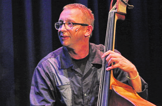 Philip Galizia spielt Bass, erzählt, und singt am Kleinkunstabend des «Mutterschiff Openairs». (Bild: WB-Archiv/rc.)