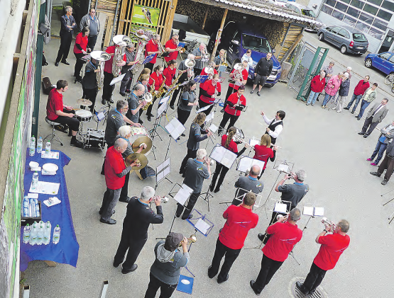 Live dirigiert: Die «dreidimensionale» Musikvereinigung aus dem Mittleren Wynental spielte gemeinsam den Marsch «Aargauer Sterne». (Bilder: moha.)