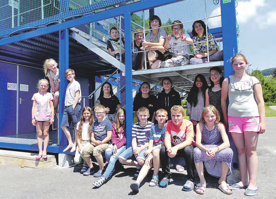 Ein blaues Containerhaus: Der Klasse 5a gefällt die Farbe der «Schlumpf-Bude», in die sie voraussichtlich bis zu den Herbstferien zur Schule gehen. (Bilder: moha.)