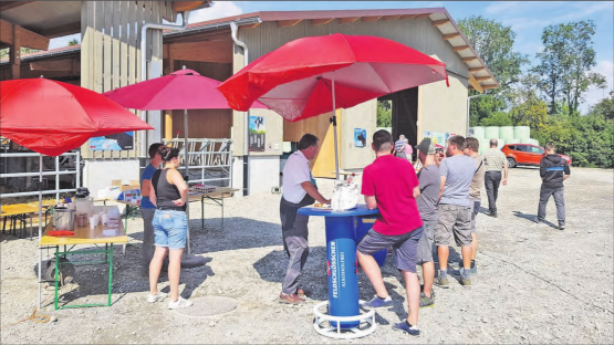 An den Infoständen wurde rege über die bevorstehende Abstimmung über die Massentierhaltungsinitiative diskutiert. (Bild: zVg.)