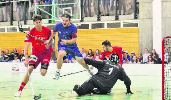 Lok-Legionär Marius Pedersen (35) setzt sich gegen die Thuner Jost und Wanzenried durch − Am 5. November spielt der Norweger an der WM im ersten Gruppenspiel gegen die Schweiz. (Bild: Otto Lüscher)