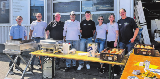 Das Team der Fenster-Center AG Reinach kann nicht nur Fenster und Türen nach Mass anfertigen, auch die Bratwürste und der Kuchen waren köstlich. (Bilder: dr.)