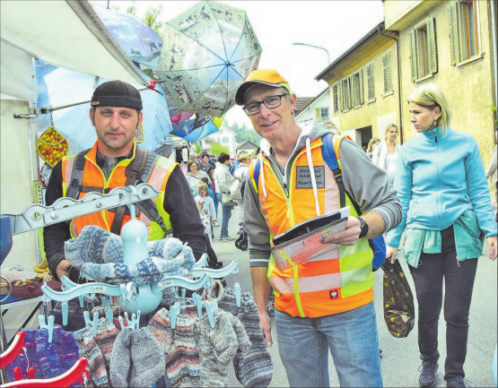 Für einen Grussaufmarsch von Besuchern gewappnet: Roger Maurer (re.) und Roman Käppeli; die Schirme im Hintergrund dürften wohl am späteren Nachmittag zum Einsatz gekommen sein. (Bilder: st.)