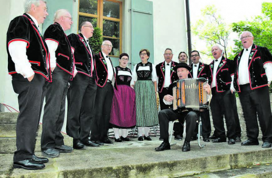 Das Schloss Rued als Kulisse: Der Auftritt des Jodlerklubs Kölliken unter der Leitung von Martin Flury (am Akkordeon) erfreute die Gäste der diesjährigen Bundesfeier. (Bilder: st.)