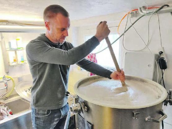 Handarbeit: Nur «J» kennt die genaue Zusammensetzung des Aargauer Rüebli-Biers «made im Suhrental». Es soll eine Spur englischer Charme enthalten sein. (Bilder: zVg.)