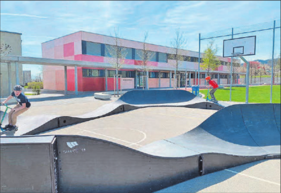 Der Pumptrack: Steht seit Ende März und noch bis am 16. Mai auf dem Rickenbacher Schulhausplatz. (Bild: zVg.)