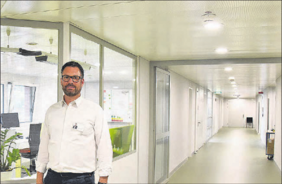 Der 4. Stock im Asana Spital Menziken: Direktor Daniel Schibler präsentiert das neue Ambulatorium. (Bild: mars.)