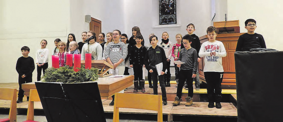 Weihnachtliche Stimmung in der reformierten Kirche Reinach: Die Schülerinnen und Schüler der 3. bis 6. Klasse erfreuten die Besucher mit weihnachtlichen Liedern. (Bilder: zVg.)