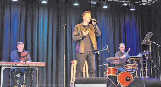 Joel Goldenberger begeistert: Der Newcomer liefert mit Joav am Piano und Jonas Brunner am Schlagzeug eine vielseitige Show. (Bilder: grh)