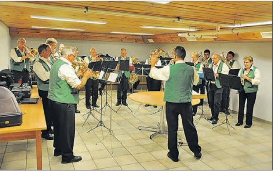Unter spontaner Direktion von Markus Woodtli: Die Schiltwalder Blaskapelle bot nach nur sieben Proben dennoch ein professionelles und ansprechendes Konzert. (Bild: zVg.)