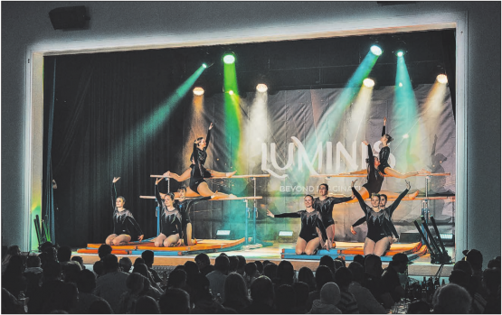 Die akrobatischen Darbietungen und die funkelnden Kostüme der Damenriege begeisterten das Publikum.