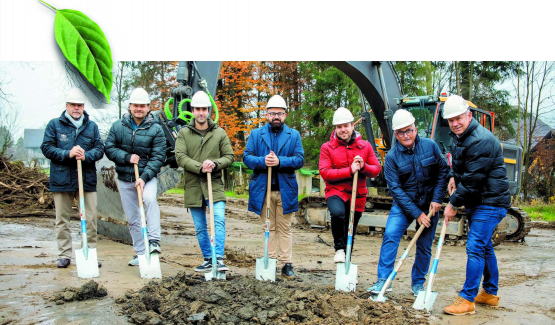 Gemeindeammann Roger Schmid mit Projektleiter Stefan Krebs von der Sanreno Generalplaner AG, den Architekten Kaan Yücedag, Nazif Sate und Peter Ditrih von SQ Architekten sowie den Bauherren Jesus Lorente und Marcel Maier von der Smart Wohnen Swiss AG (von links).