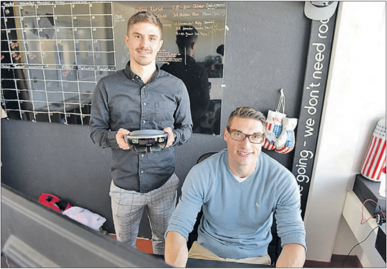 Die beiden Gränicher sind mit ihrem jungen Unternehmen auch in China und Kalifornien unterwegs: Dominik Trost (l.) und Sven Brunner fassen mit innovativer Technologie Fuss im internationalen Business. (Bild: A.W:)
