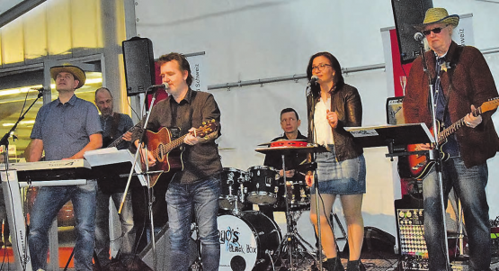 Die Chris Regez Band mit Country- und Western-Musik: Dani Knechtli am Keyboard, am Bass Rolf Hugo, in der Mitte Chris Regez, am Schlagzeug Rolf «Tico» Hirsiger, die Powerfrau Moni Schär und Gogo Frei (v.l.). (Bilder: st.)