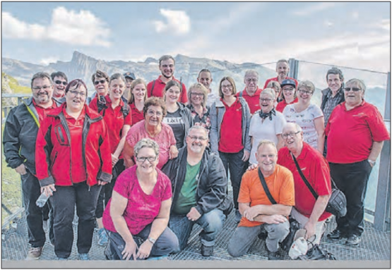 Gruppenbild: Die Gipfelstürmer liessen es sich nicht nehmen, den Aufstieg auf die Gemmi unter die Füsse zu nehmen. (Bild: zVg.)