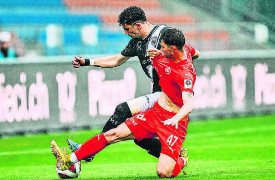 Hart gekämpft, aber diesmal ohne Torerfolg: Shkelqim Vladi im Zweikampf mit Vaduz’ Nummer 47, Fabio Fehr. (Bild: Sarah Rölli)