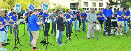 Das ist gelebte Tradition: Die Musikgesellschaft gibt jeweils vor der Versammlung ein Ständchen – in den letzten 40 Jahre meist bei trockenem Wetter. (Bilder: st.)
