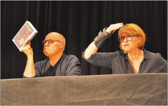 «Endlich erwachsen»: Steven Schneider und Sybil Schreiber boten ein kurzweiliges Programm. (Bilder: P.Te.)