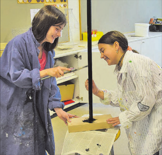 Wir dürfen uns nicht bekleckern: Zwei Mädchen sind offensichtlich bestens gelaunt an der Arbeit, Sorgfalt und Genauigkeit sind gefragt.