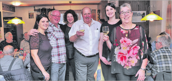 Wirtejubiläum im Restaurant Central, Reinach: Seit 30 Jahren sind Brigitte (rechts) und Oswald Frey (im weissen Hemd) an der Wirtefront tätig – im Bild zusammen mit ihrem Team und Jubiläums-DJ Chnüs. (Bild: msu.)