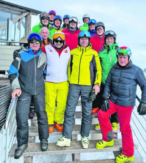 Vollzählig zum Gruppenfoto: Die Männerriege Uerkheim vor dem Bergrestaurant Chamanna. (Bild: zVg.)