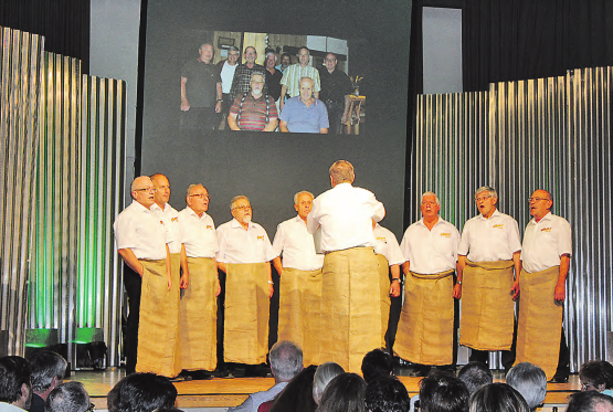 Burgerabend mit dem Männerchor: «Wir sind die alten Säcke» bildete den gelungenen Konzertauftakt.