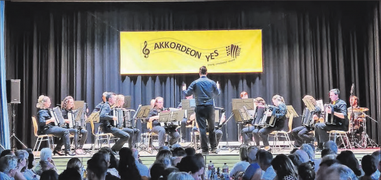 10 Jahre Akkordeon YES: Das Jubilumskonzert im Rickenbacher Kubus wurde mit epischen Melodien aus dem Bereich Filmmusik gefeiert. (Bild: Sarah Bislin)