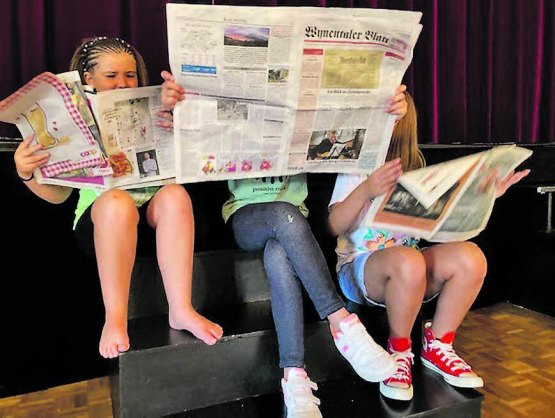 Dem Bühnenspiel sind keine Grenzen gesetzt: Auch das «Wynentaler Blatt» kann eine Theater-Requisite sein. (Bild: zVg.)