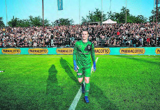 Einer der Besten muss gehen: Torhüter Simon Enzler verabschiedet sich von den über 7000 Zuschauern, die einen versöhnlichen Saisonabschluss erlebt haben. (Bild: Sarah Rölli)