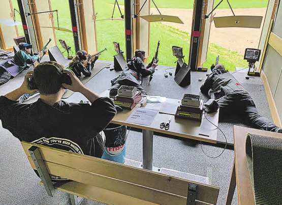 Blick in den Schiessstand: Grosse Beteiligung am Staffelbacher Friedlistallschiessen. (Bild: zVg.)