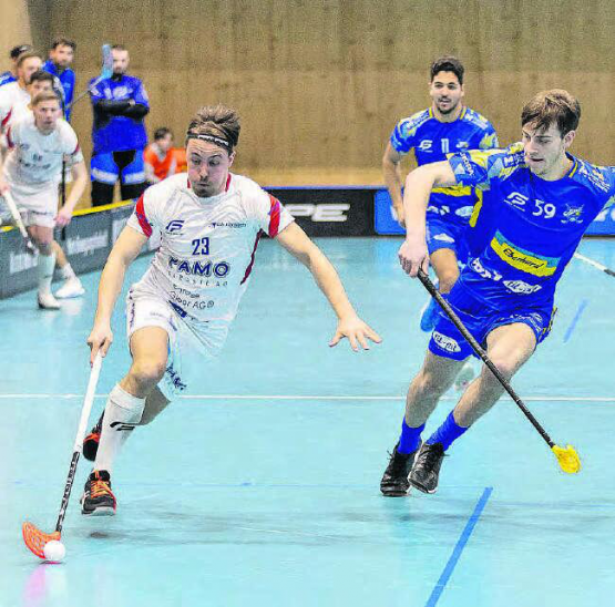 Eine Szene aus Spiel Nummer 1: Reinachs Dario Cimino (l.) enteilt in der Sporthalle Stighag mehreren Klotener Spielern. (Bild: Roland Wick/zVg.)