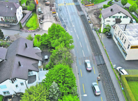 Die Unfallstelle am Tag danach. Die Markierungen der beiden früheren Übergänge wurden am Dienstag, nur Stunden vor dem Unfall, entfernt. Der Unfall ereignete sich auf dem Zebrastreifen ganz oben. Gut zu erkennen die grosse Distanz zwischen Trottoir und Warnanlage, die bei Baulärm und in einer Stausituation schwer zu erkennen ist. (Bilder: Nick Schaffner)