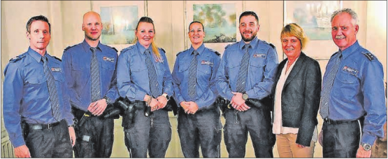 Feierten die Beförderungen (v. l.): Polizeichef-Stellvertreter Reto Tresch, Stefan Martin von Arx, Sandra Jäggi, Sabrina Spitznagel, Steven Hächler, Stadträtin Christiane Guyer und Polizeichef Stefan Wettstein. Auf dem Bild fehlt Claudia Schüepp. (Bild: zVg)