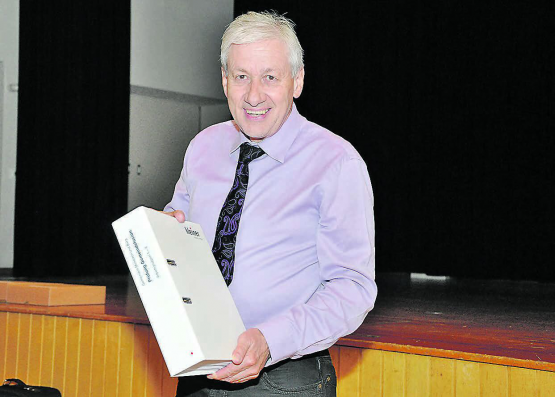 Projektberater Jean-Claude Kleiner: Er fasste die Erkenntnisse der acht Arbeitsgruppen zu einer allfälligen Fusion von Burg und Menziken in einem Bericht zusammen. Dieser wird der Bevölkerung am 28. Oktober eingehend erläutert. (Bild: zVg.)