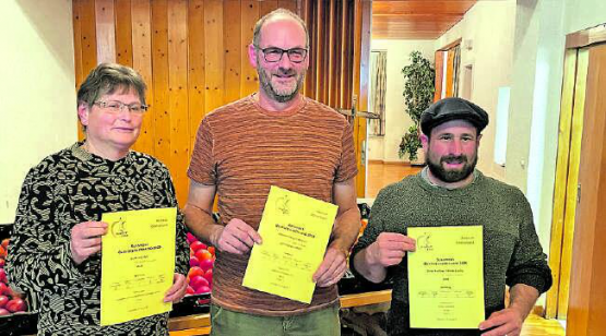 Drei der vier Goldmedaillenträger mit dem Punktemaximum. Von links: Graf Irene, Full, Rehmann Gregor, Kaisten (Jahressieger), Suter Andreas, Lupfig. Auf dem Bild fehlt Familie Geiser, Lindhof, Windisch. (Bild: zVg.)